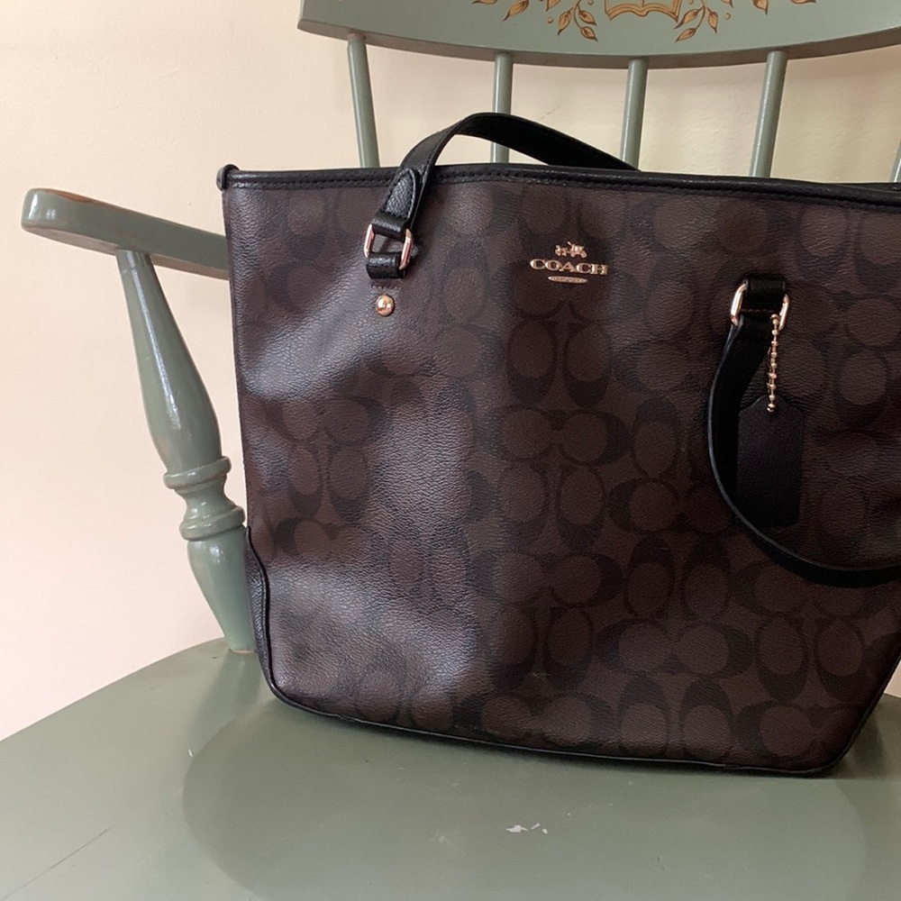Medium brown Coach purse with dark C lettering.